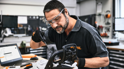 La tronçonneuse STIHL lors de l'inspection
