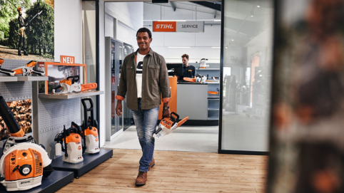 Un employé STIHL ou un revendeur spécialisé répare une tronçonneuse