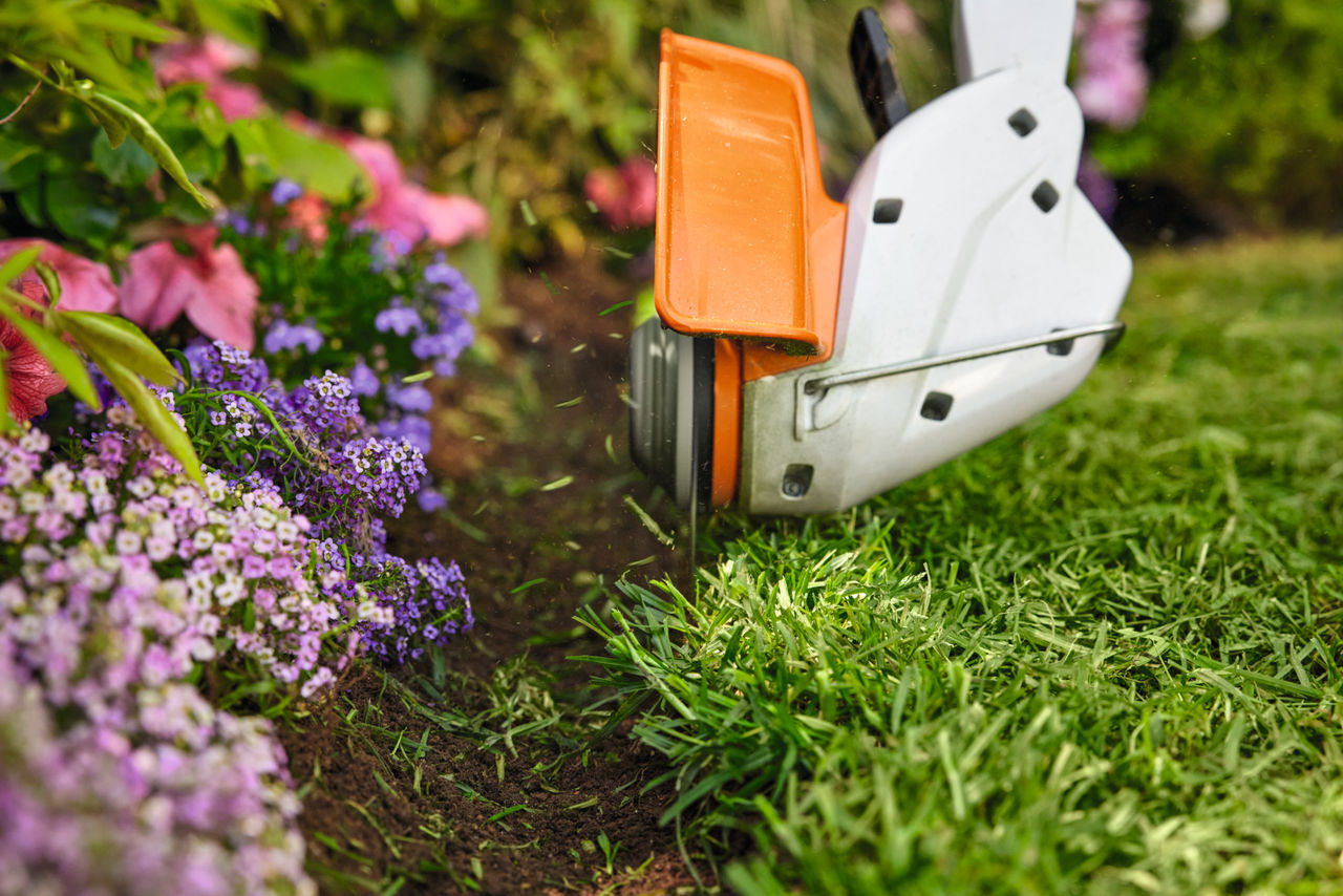 Tondre les bordures d’un arbre avec la débroussailleuse à batterie STIHL FS 57
